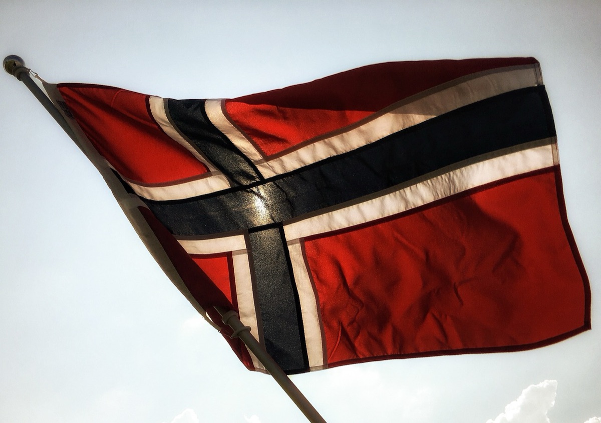 bandiera norvegese con monti di fondo
