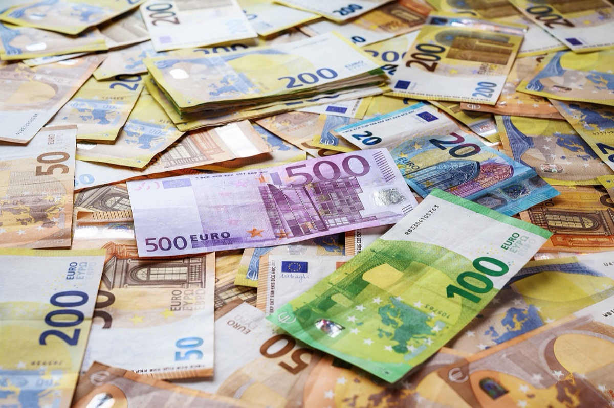 Billetes y monedas de euro representando la economía europea.