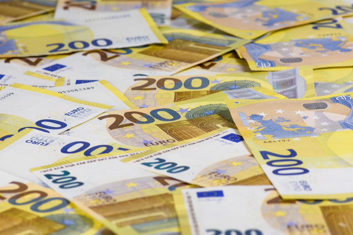 Simboli dell'economia europea e banconote in euro