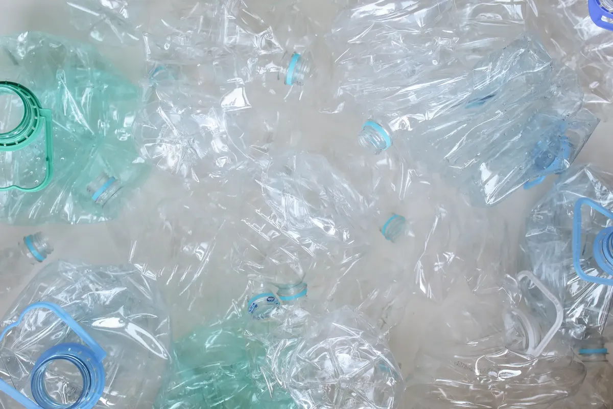 プラスチックボトルが分解され、リサイクルに準備されている空中の写真。