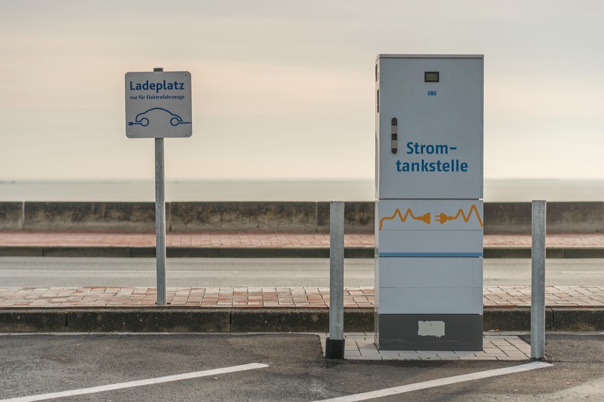 Elektrische auto op lader