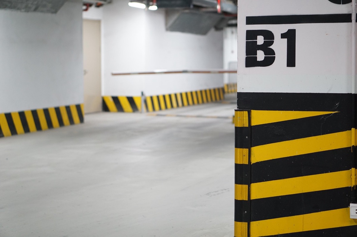 Estação de carregamento de veículos elétricos em estacionamento da EU
