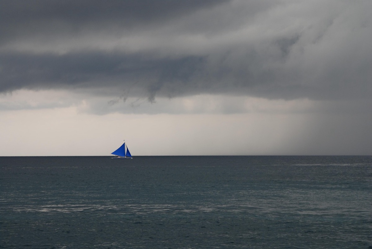 Petit yacht ancré en milieu maritime