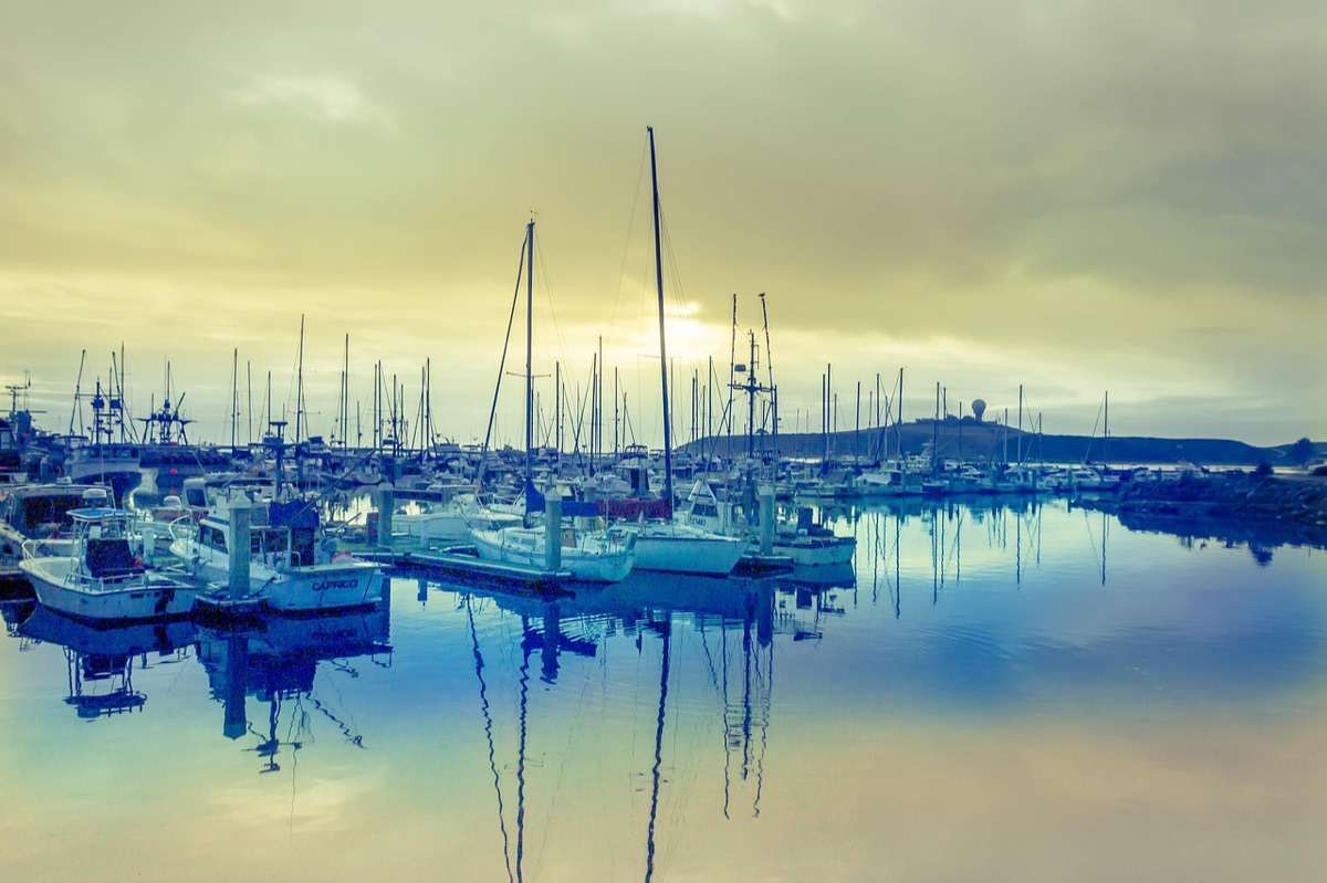 Kleine zeeboot geparkeerd in haven