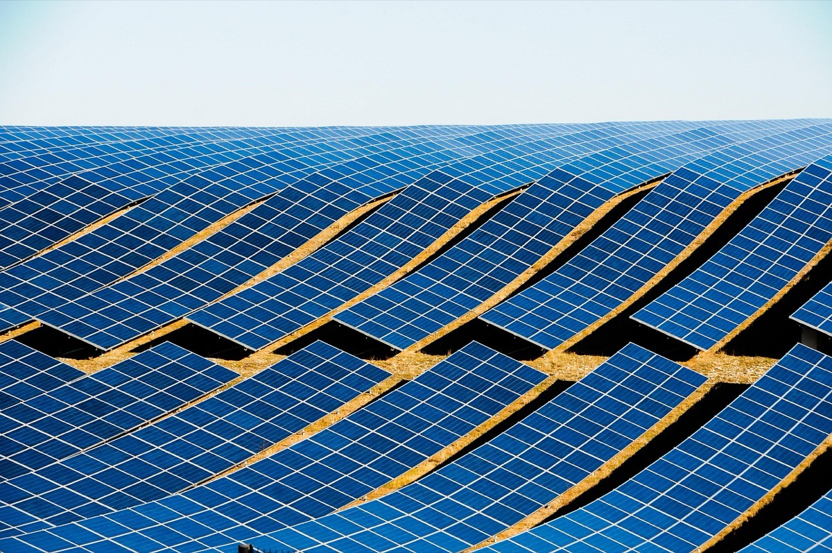 Batteriemakerij met groene energiepanelen