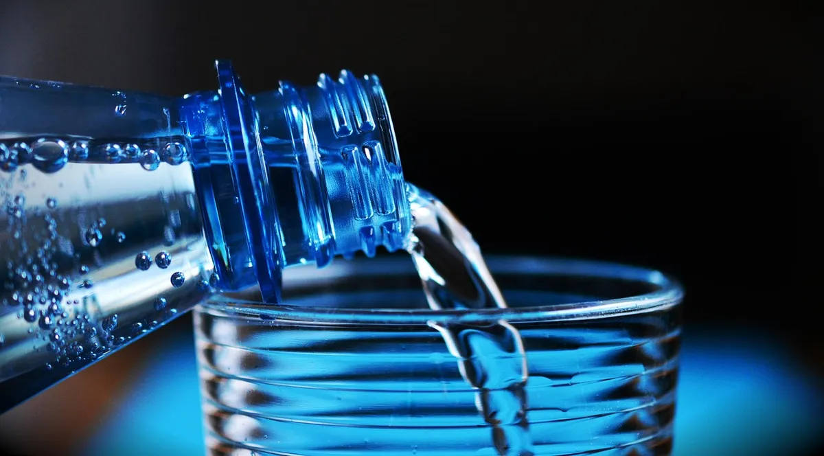 ボトル、ミネラルウォーター、ガラス、注ぐ、注ぐ、水のボトル、飲料水、プラスチックボトル、液体、青、飲む、ボトルネック、透明、飲む