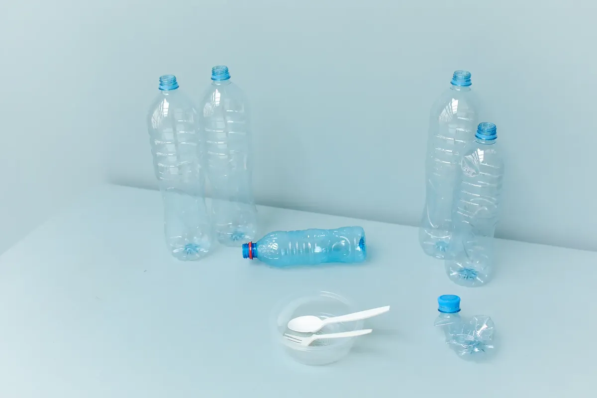 プラスチックボトルと調理器具が汚染とゼロウェイストの取り組みを強調しています。