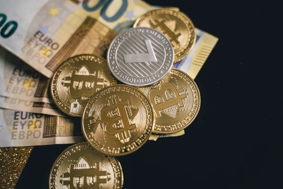 ビットコインとユーロ通貨の写真、現代の金融とデジタル通貨の交換を表している。